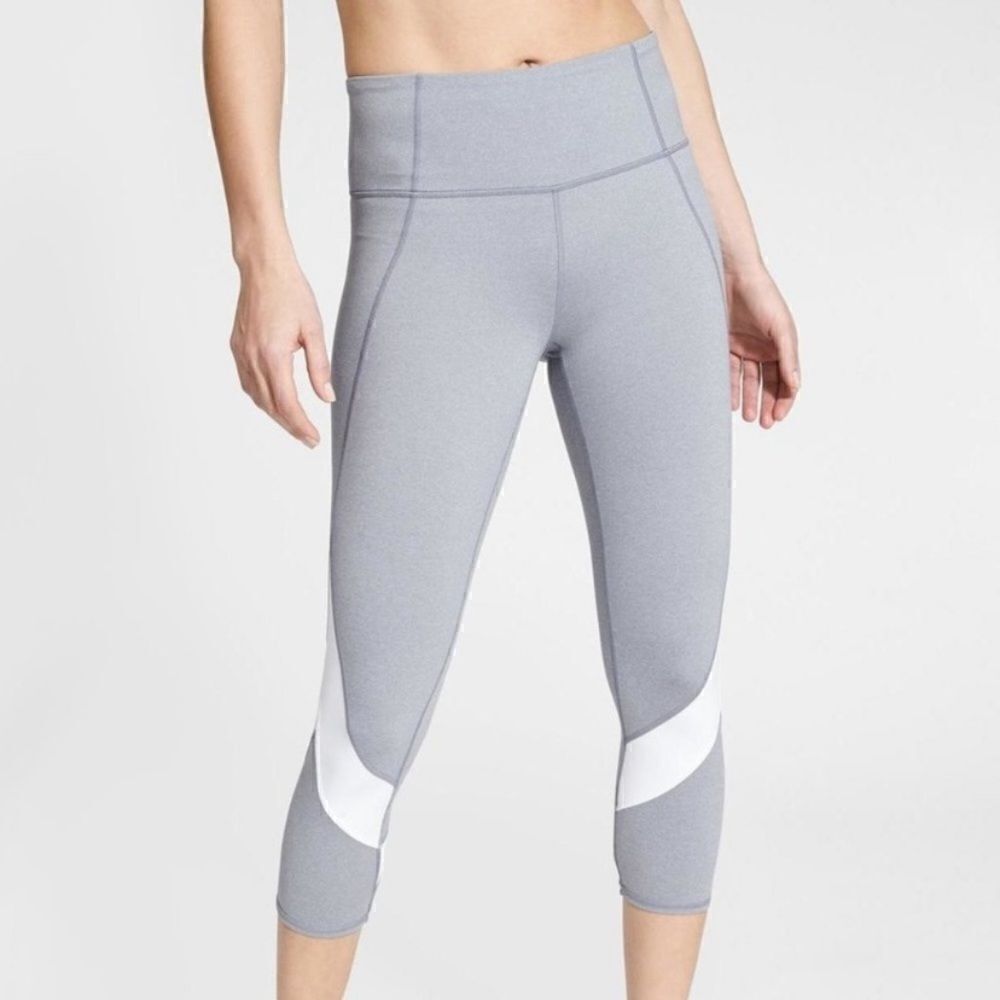 EUC WOMEN’S MEDIUM ATHLETA CAPRI LEGGINGS W/MESH